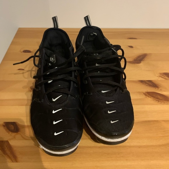 Vapormax black and white Size 10 - Picture 3 of 7